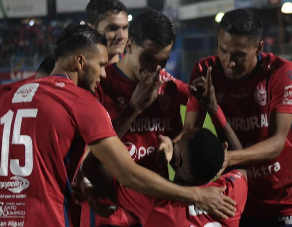 Xelajú baila a Comunicaciones en el Mario Camposeco
