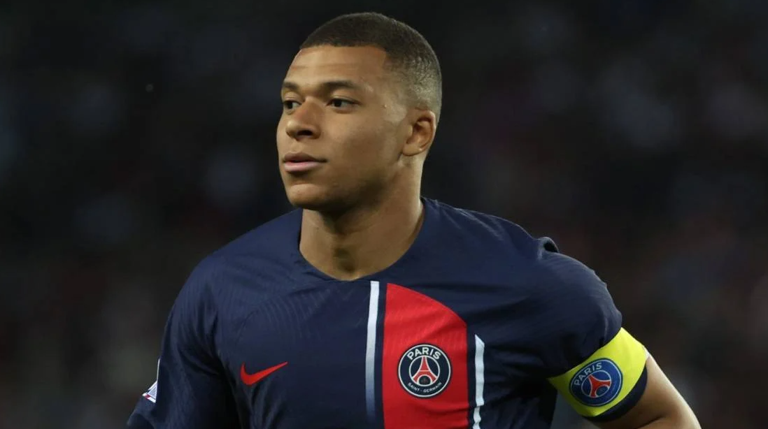 En medio de la novela, Mbappé es convocado para enfrentar al Toulouse