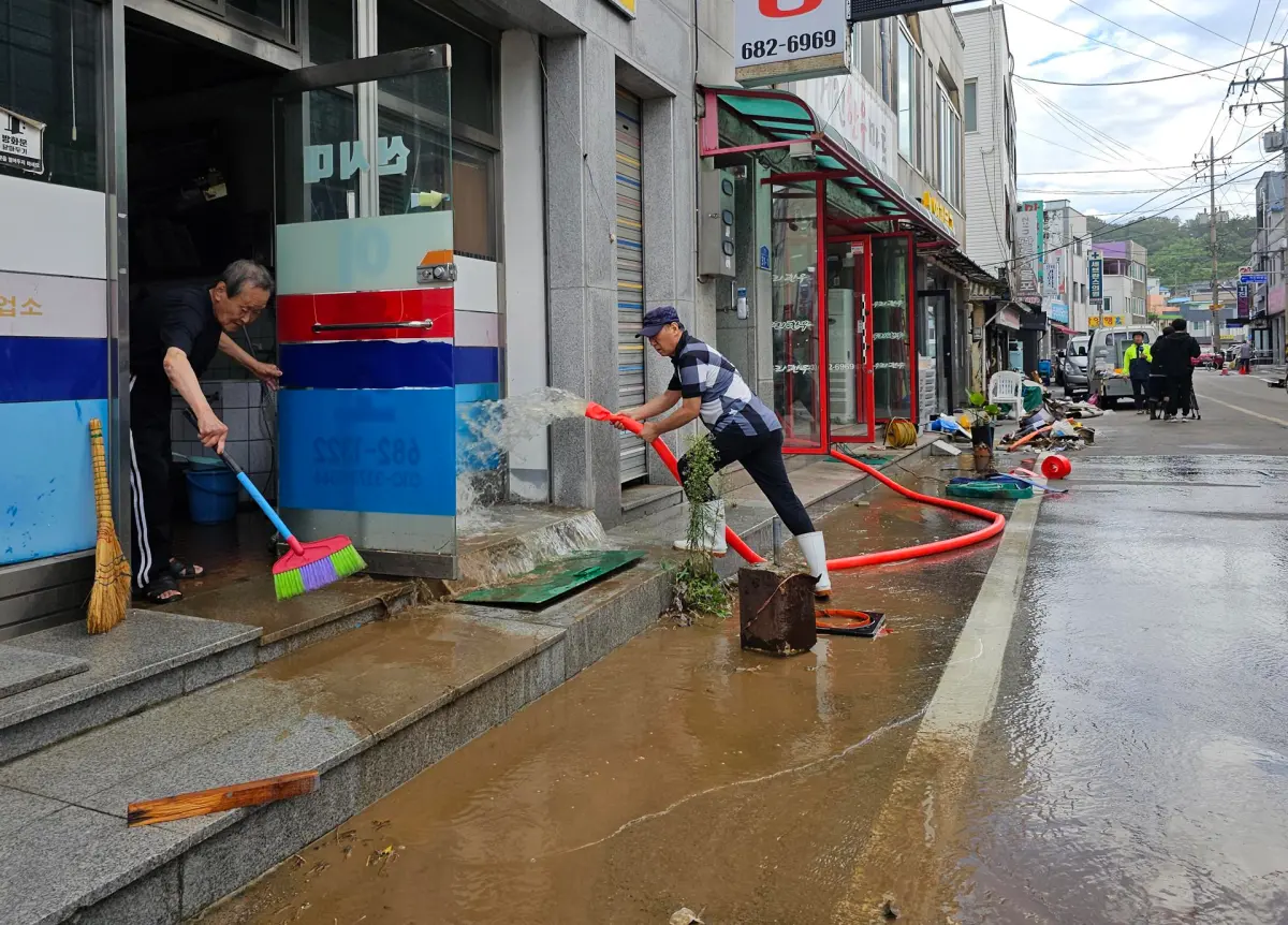 Ciclón Khanun deja amplios daños en Corea del Sur y mantiene en alerta al Norte