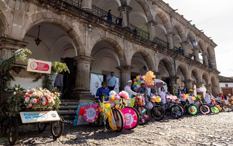 Desfile de bicicarrozas alegra la Antigua Guatemala por Semana Mundial de la Lactancia Materna