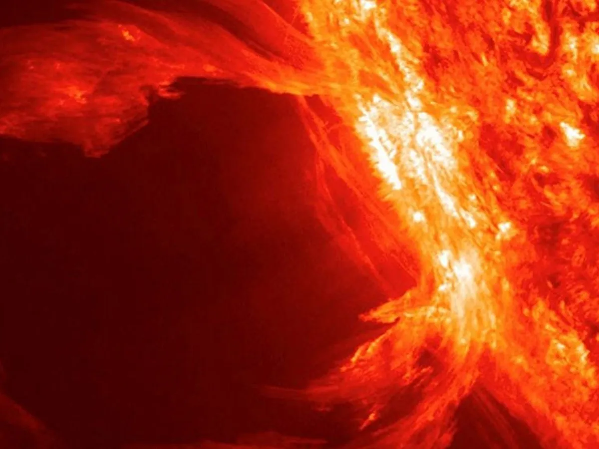 La NASA capta una fuerte erupción solar