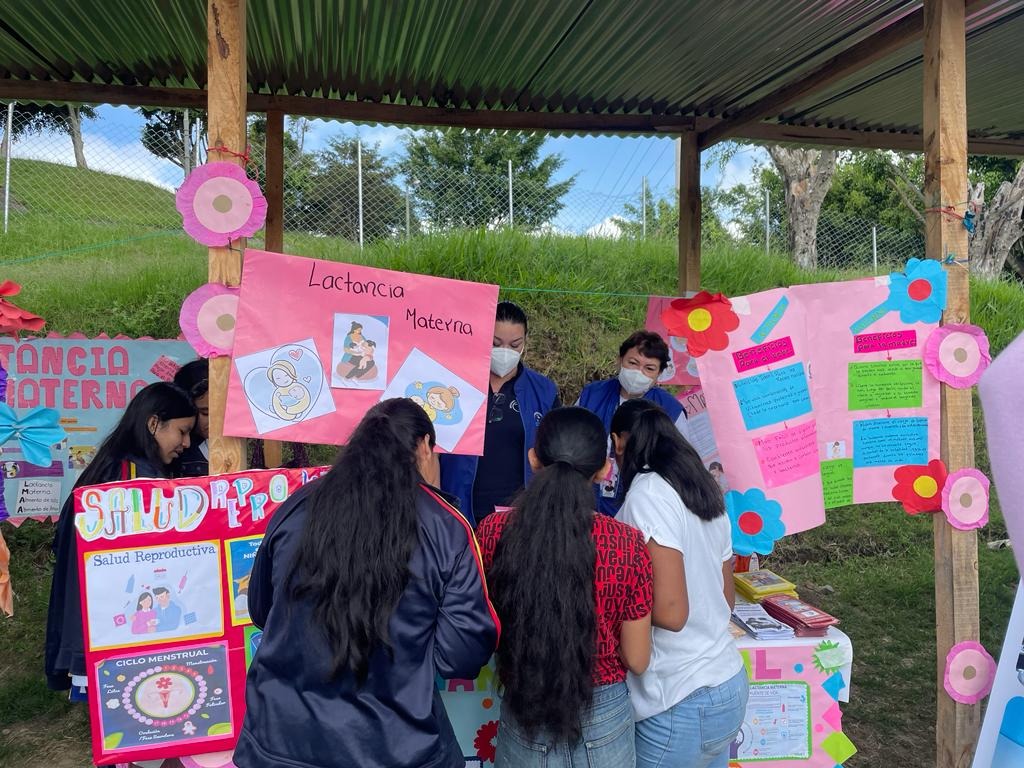 Feria informativa sobre salud reproductiva a vecinos de Chinautla