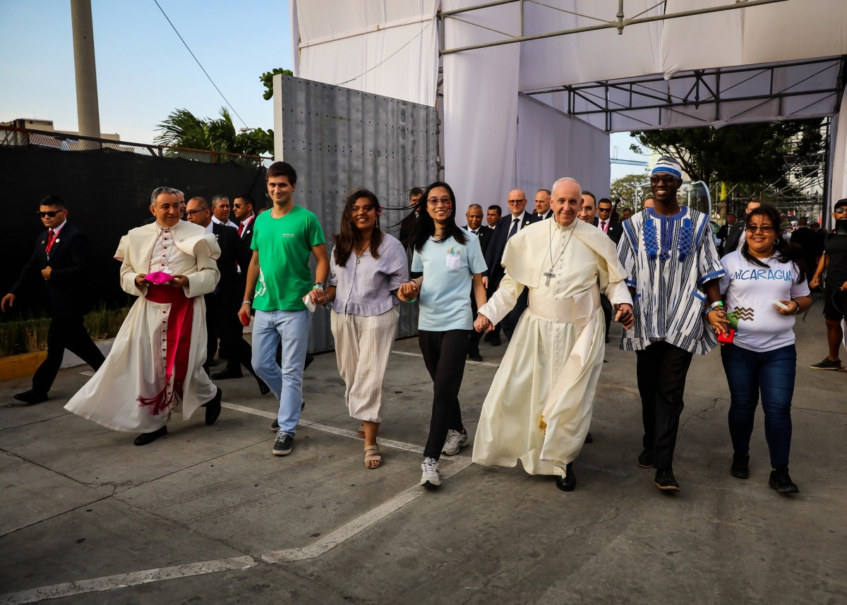 El Papa confesó a tres jóvenes de España, Guatemala e Italia en un parque de Lisboa