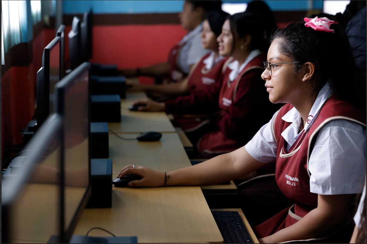 Mineduc beneficiará a más de 13 mil estudiantes con tecnología en el aula