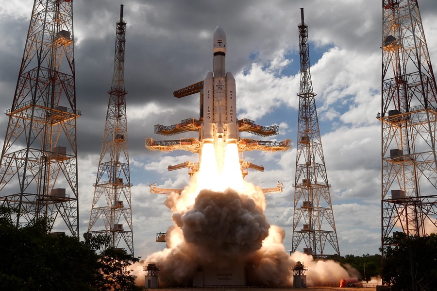 Misión espacial de la India logra con éxito alunizar en el polo sur de la Luna