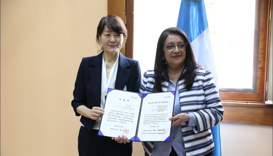 Presentación de la carta de entendimiento entre la delegación de Corea y el Ministerio de Educación. / Foto: José Archila.