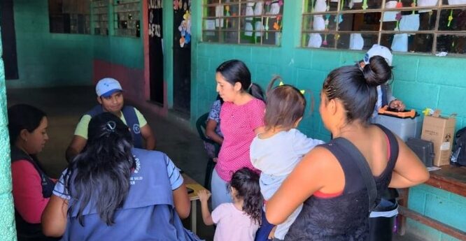 Llevan jornada de nutrición a vecinos de Amatitlán