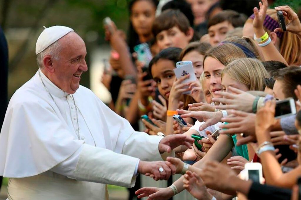 Francisco llega a su encuentro con peregrinos en medio de una multitud