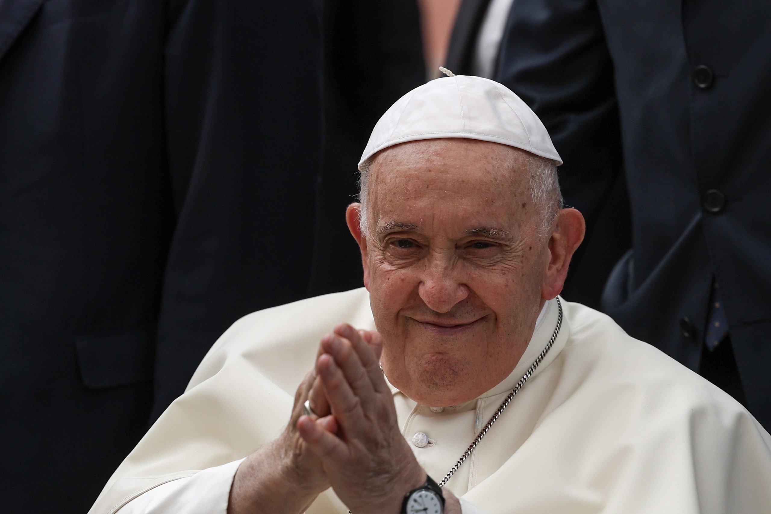 “Francisco I, te quiere el mundo entero”, los jóvenes se vuelcan en la calle con el Papa