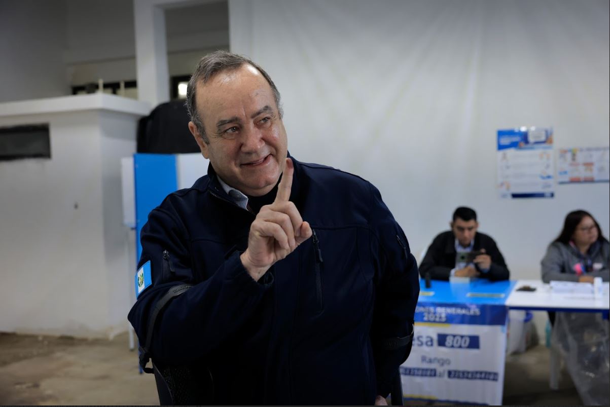 Presidente Alejandro Giammattei emite su voto en segunda vuelta electoral