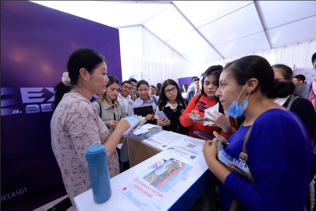 Arranca Expo Becas Tour en cuatro departamentos del sur del país