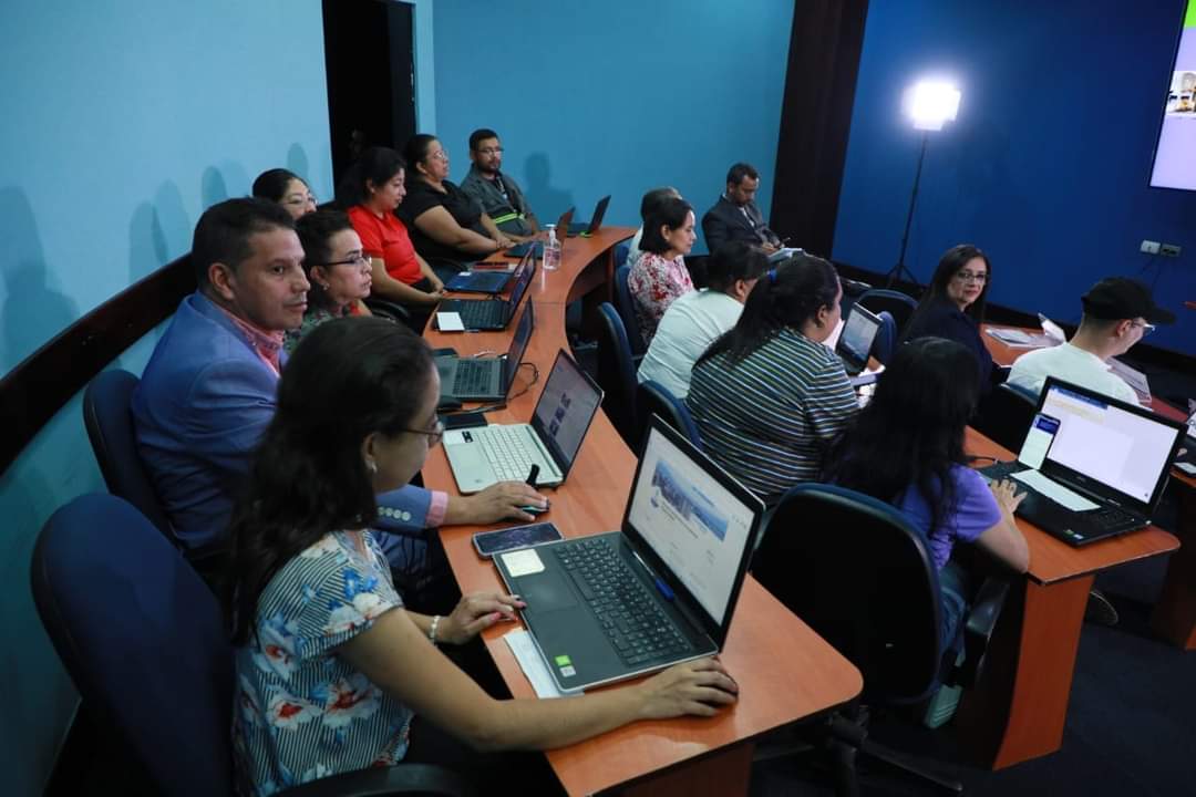 Mineduc capacita a más de 27 mil docentes guatemaltecos en tecnología en el aula