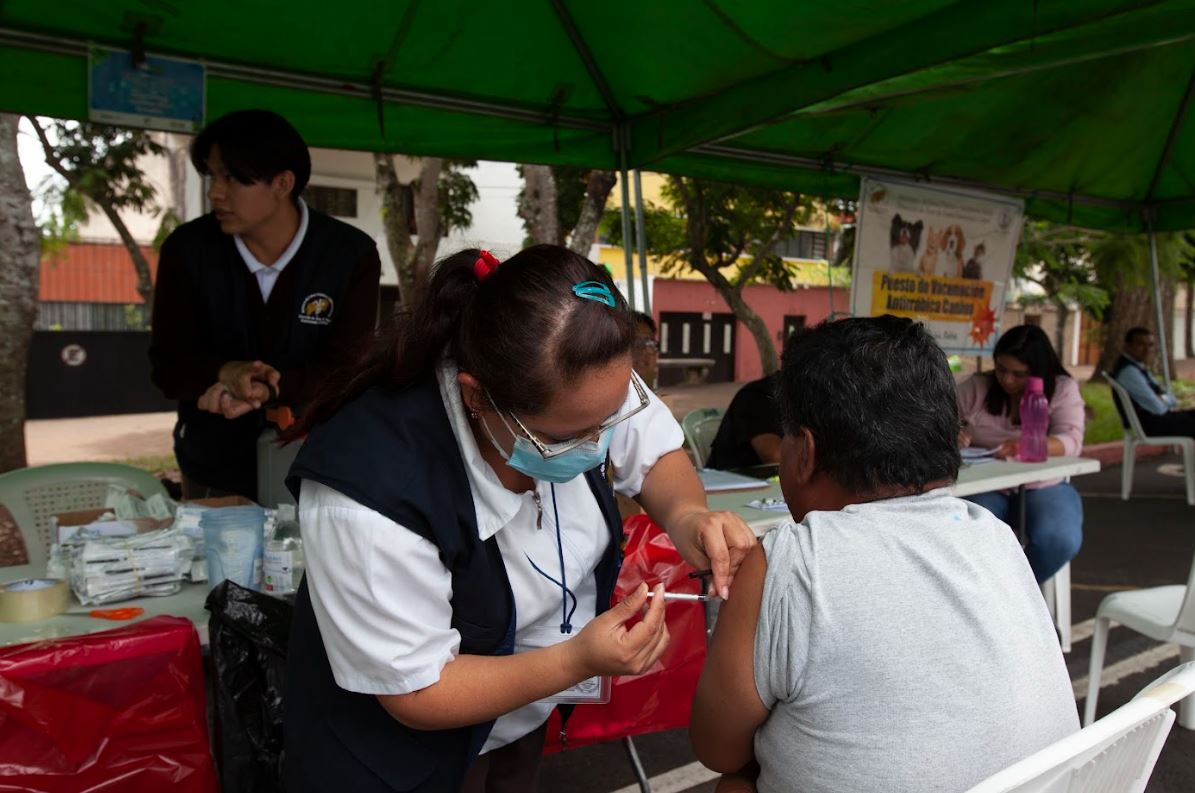 Impulsan jornada de salud para visitantes de la feria de Jocotenango