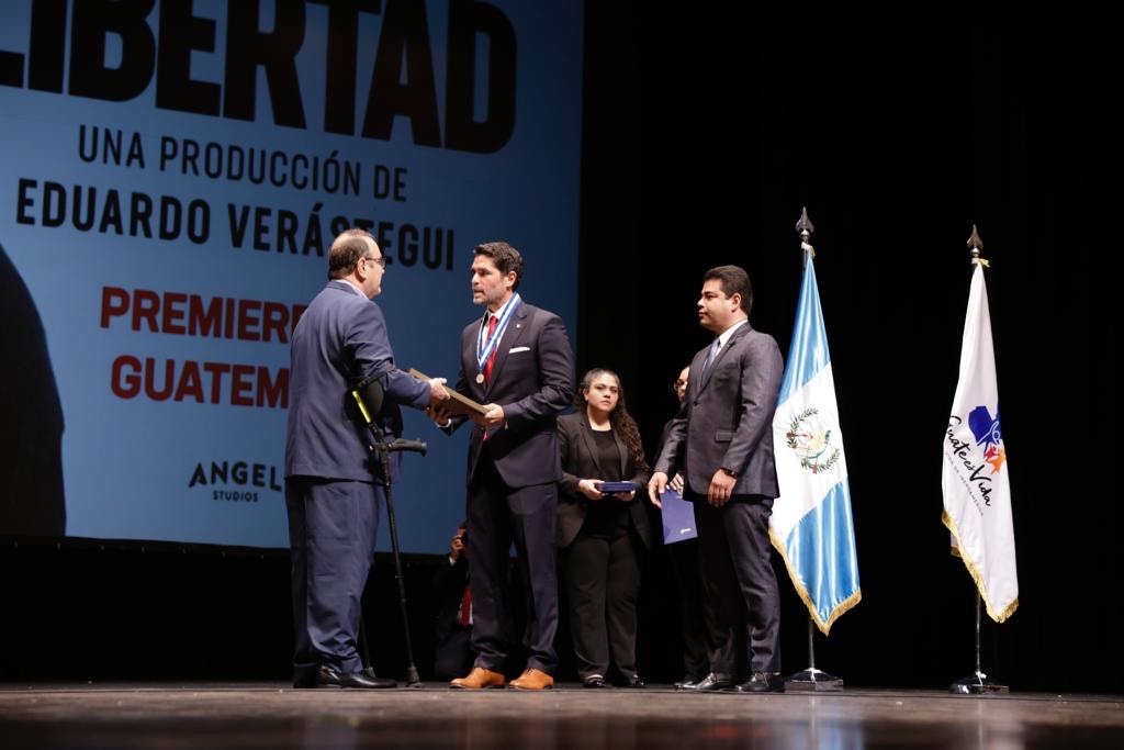 Guatemala reconoce a Eduardo Verástegui con Medalla de la Paz