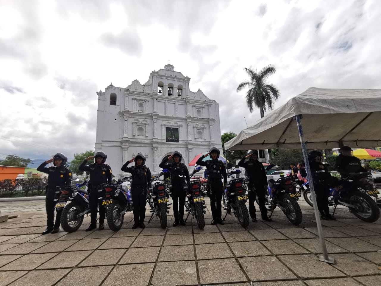 Entrega de motocicletas fortalece seguridad en Baja Verapaz