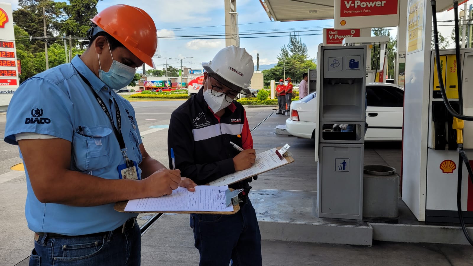Más de 900 dispensadores verificados en estaciones de combustibles. /Foto: Mineco