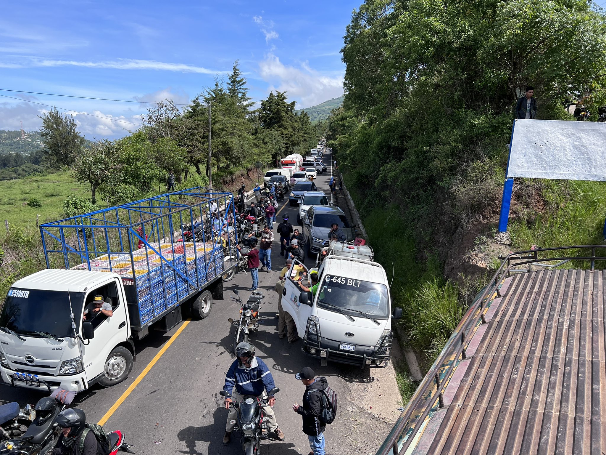 Así estuvo el paso bloqueado en el km 88 ruta a Sanarate, jurisdicción de Jalapa. / Foto: Gobernación Departamental de Jalapa.