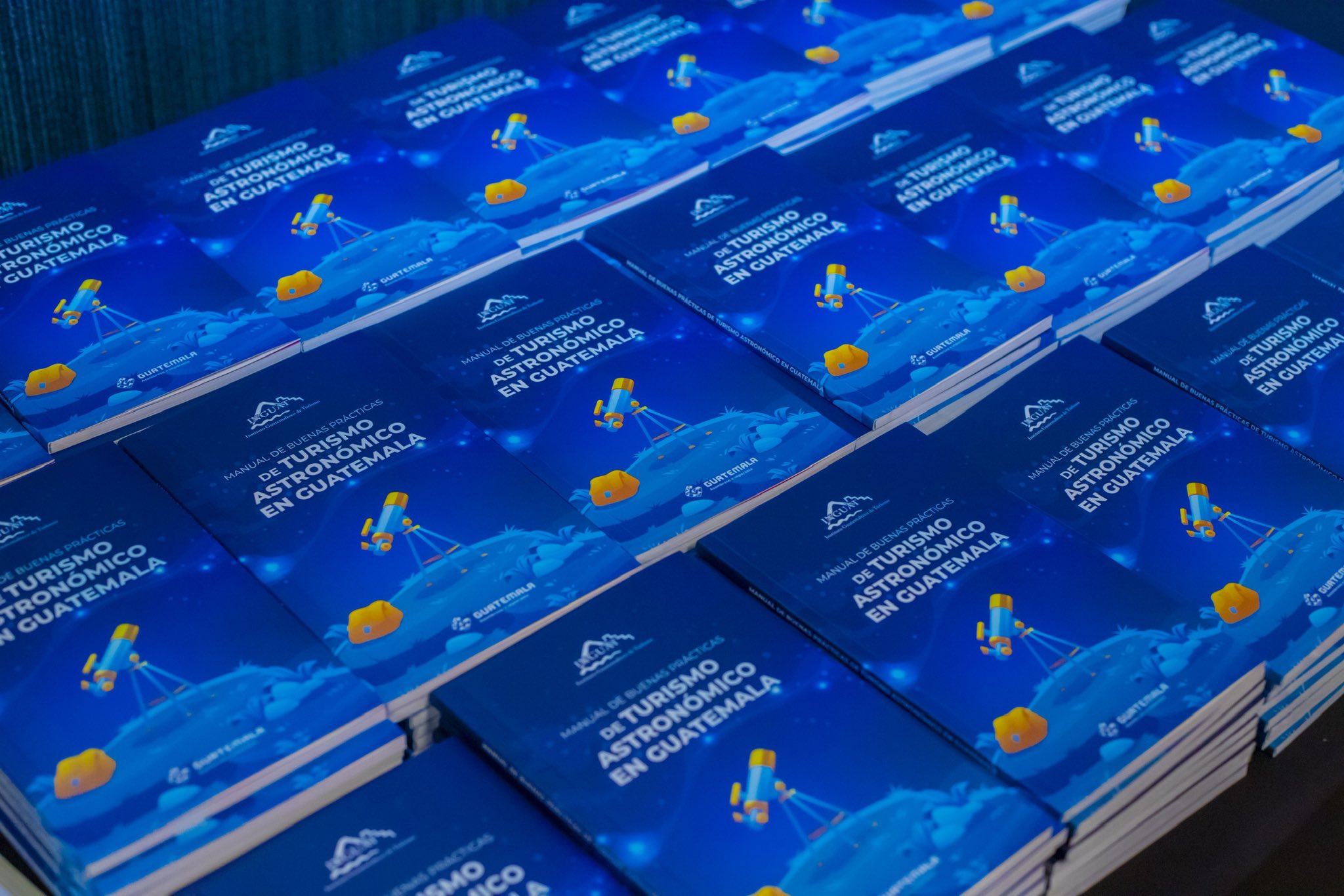 Manual sobre turismo astronómico. /Foto: Inguat