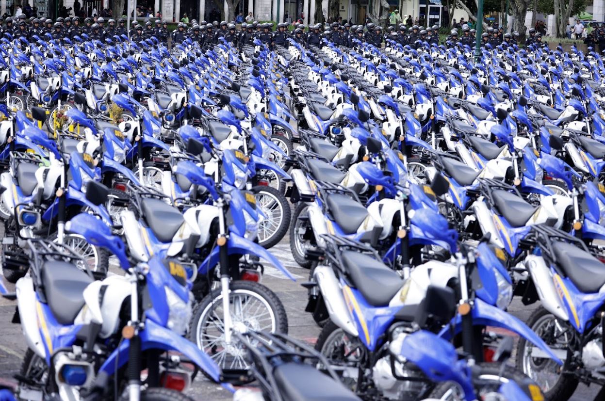 Presidente entrega motocicletas y armas de fuego a la PNC