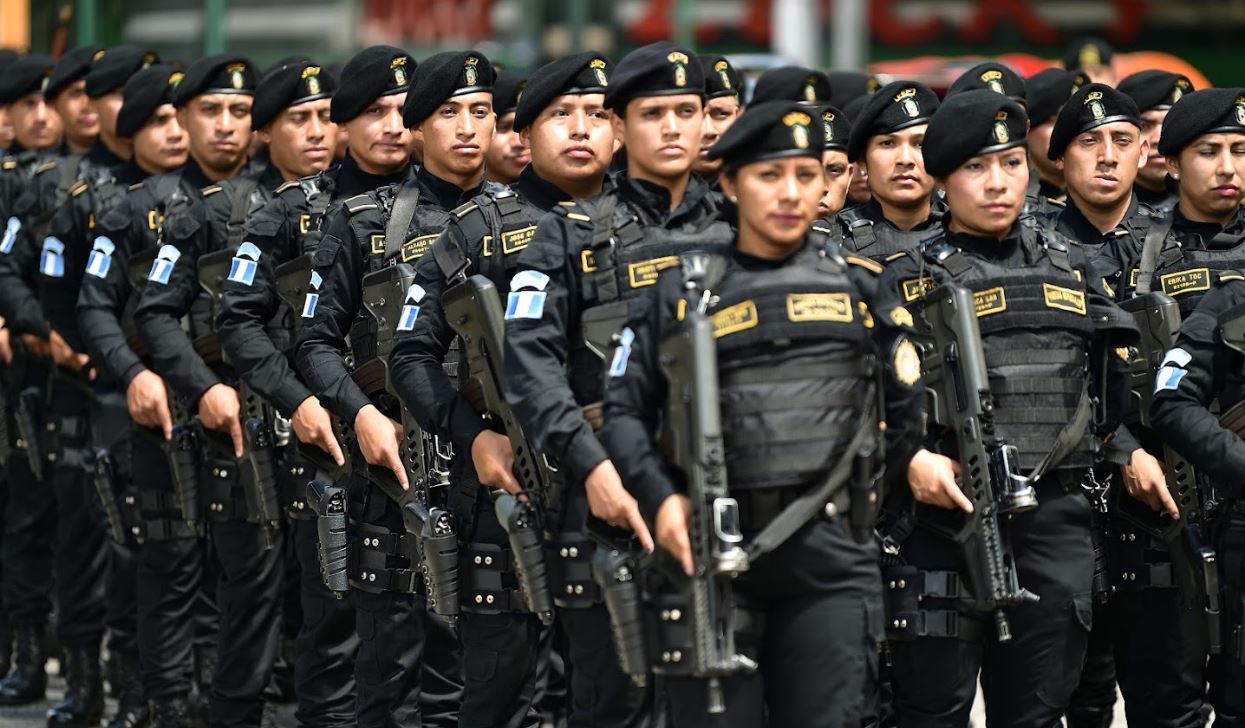 Imposición de boinas a los agentes de la PNC que culminaron cursos