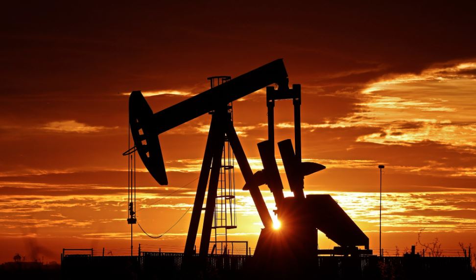 Informan sobre las causas del aumento en el precio de los combustibles. /Foto: EFE