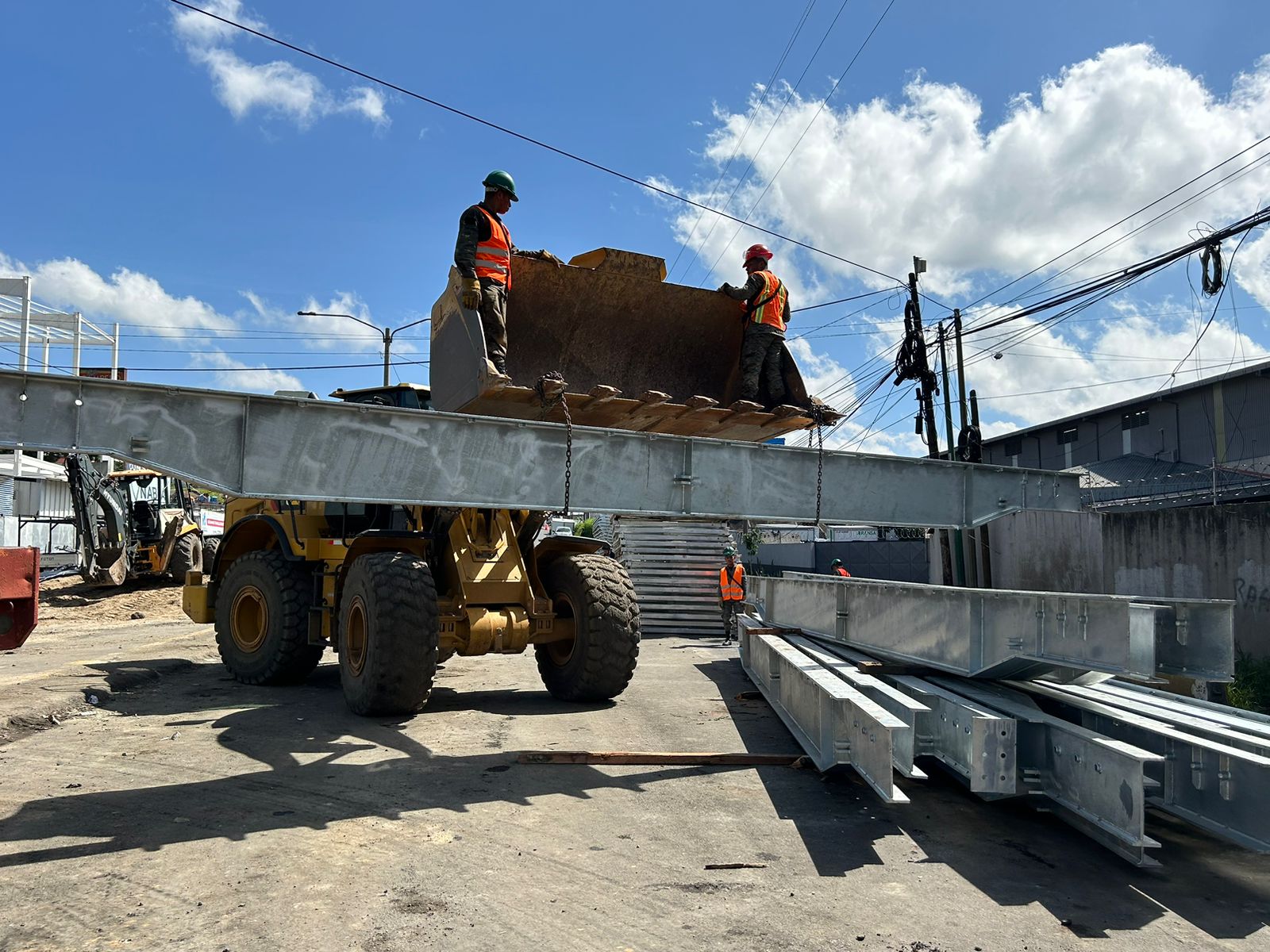 Continúan operaciones para instalar puente temporal en ruta al Pacífico