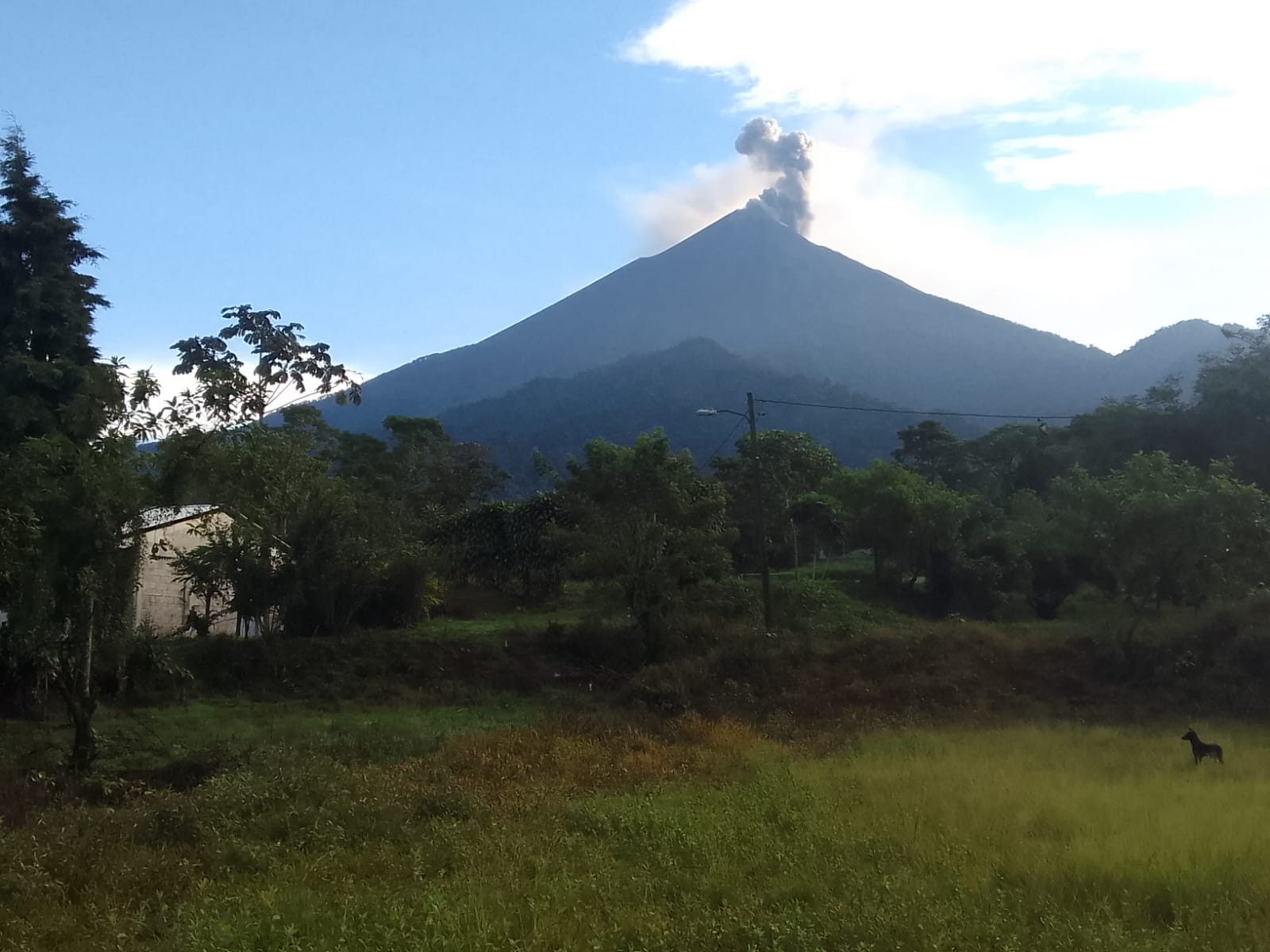 Volcanes en actividad. Amanecer en el volcán de Fuego. / Foto: Departamento de Prevención Volcánica SE-Conred.