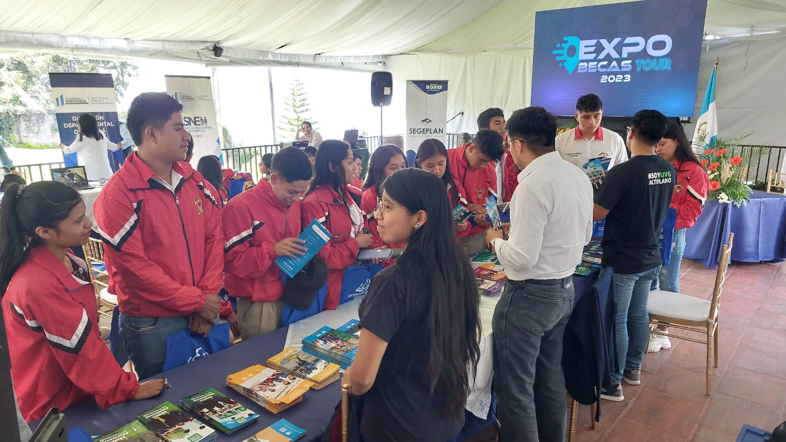 Jóvenes de Sololá participan en Expo Becas Tour 2023