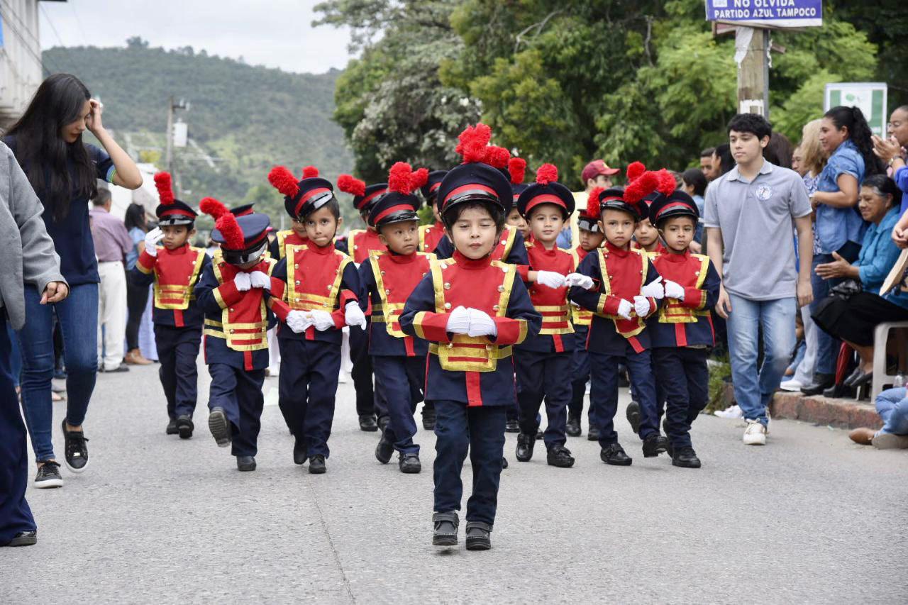 En Jalapa se desarrollan desfiles como parte de fiestas patrias