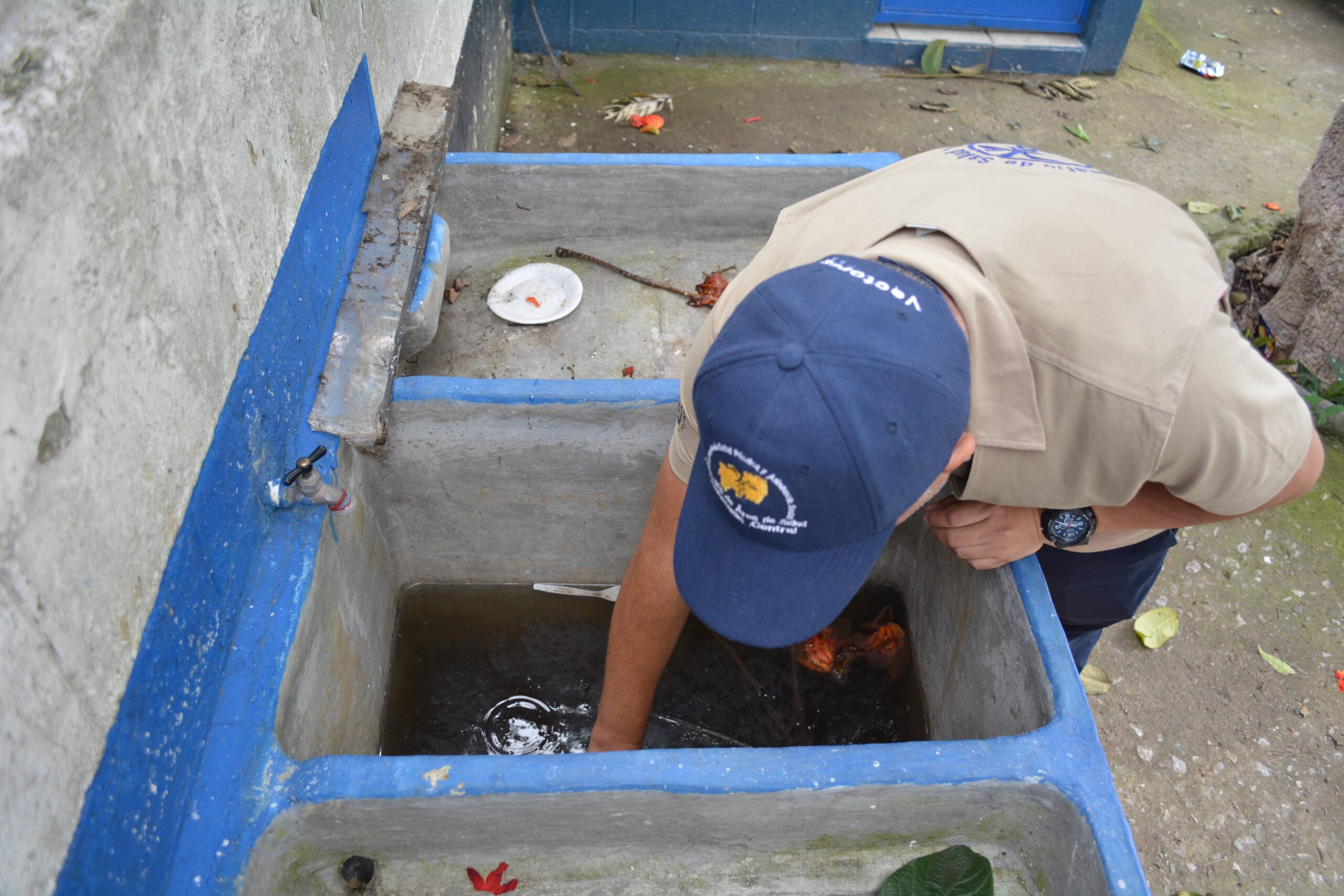 Fumigación para prevenir el dengue en Escuela República de Austria, proyectos 4-4, zona 6. / Foto: MSPAS.