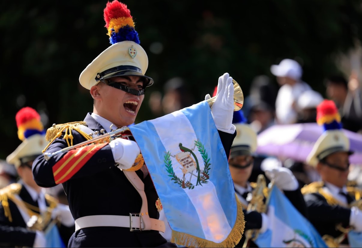 Tradicional desfile cívico recorre el Centro Histórico