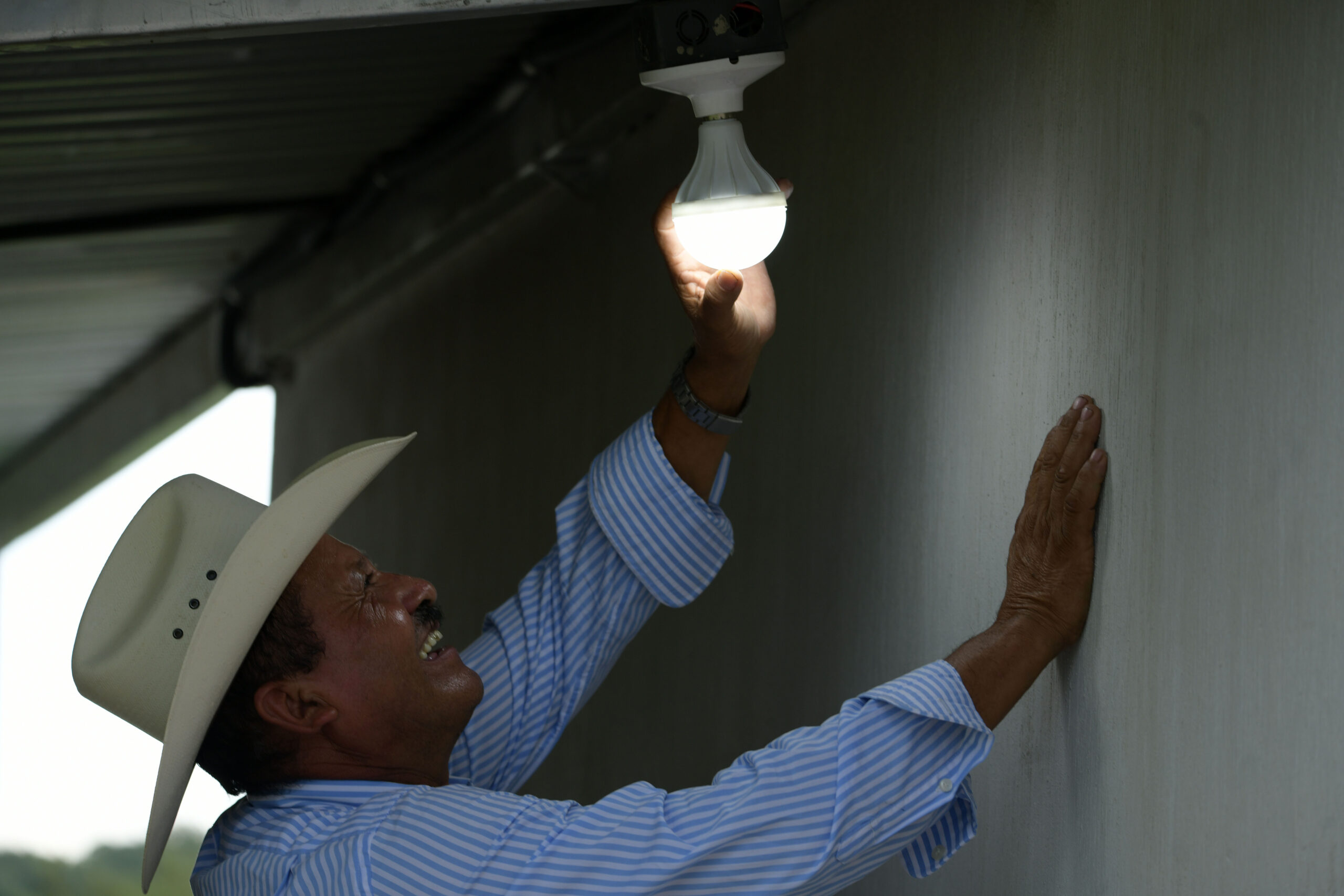 Cambian candiles por bombillas de energía eléctrica