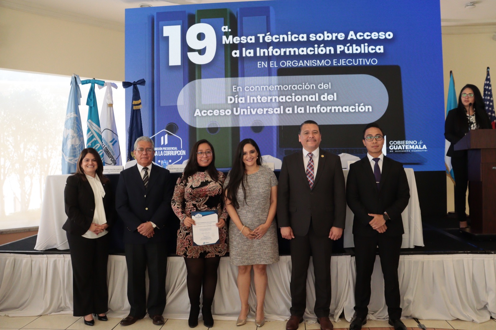 Entrega de reconocimiento por esfuerzos sobre la información pública. / Foto: GAE.