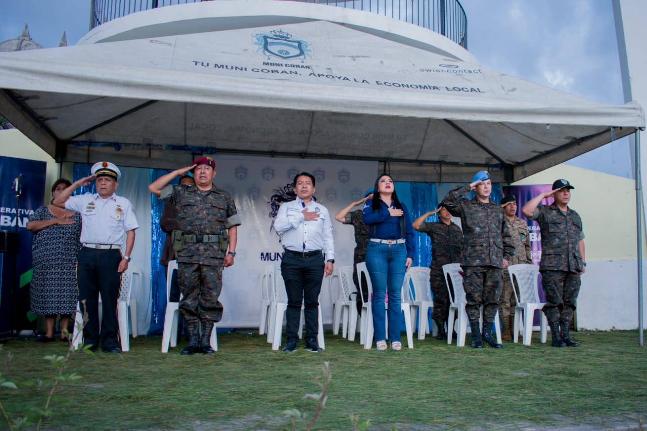 Altaverapacenses conmemoraron los 202 años de independencia patria