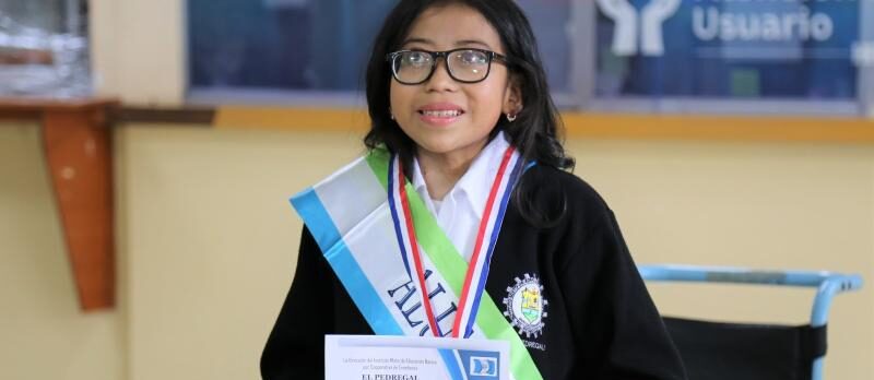 Niña “guerrera” Elma Alexa López es condecorada en el Hospital Regional de Occidente