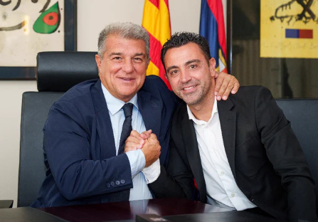 Xavi firma la renovación con el Barcelona hasta el año 2025