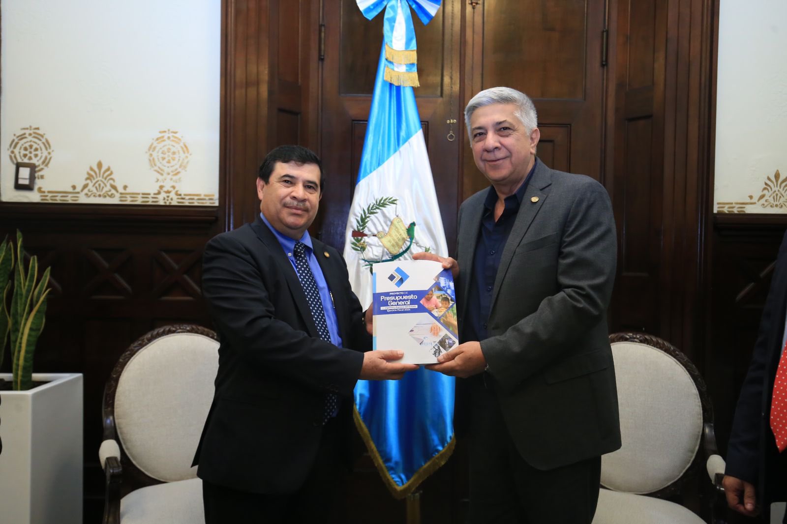 El ministro de Finanzas Edwin Martínez Cameros entregó la propuesta de presupuesto 2024.