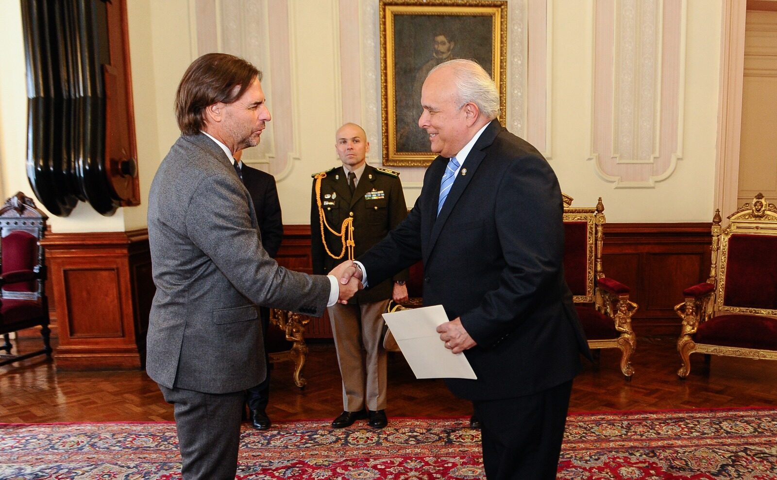 Embajador de Guatemala en Uruguay entrega cartas credenciales