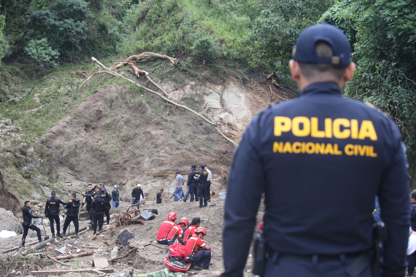 Ejército de Guatemala y PNC realizan acciones de búsqueda y rescate en asentamiento Dios es Fiel