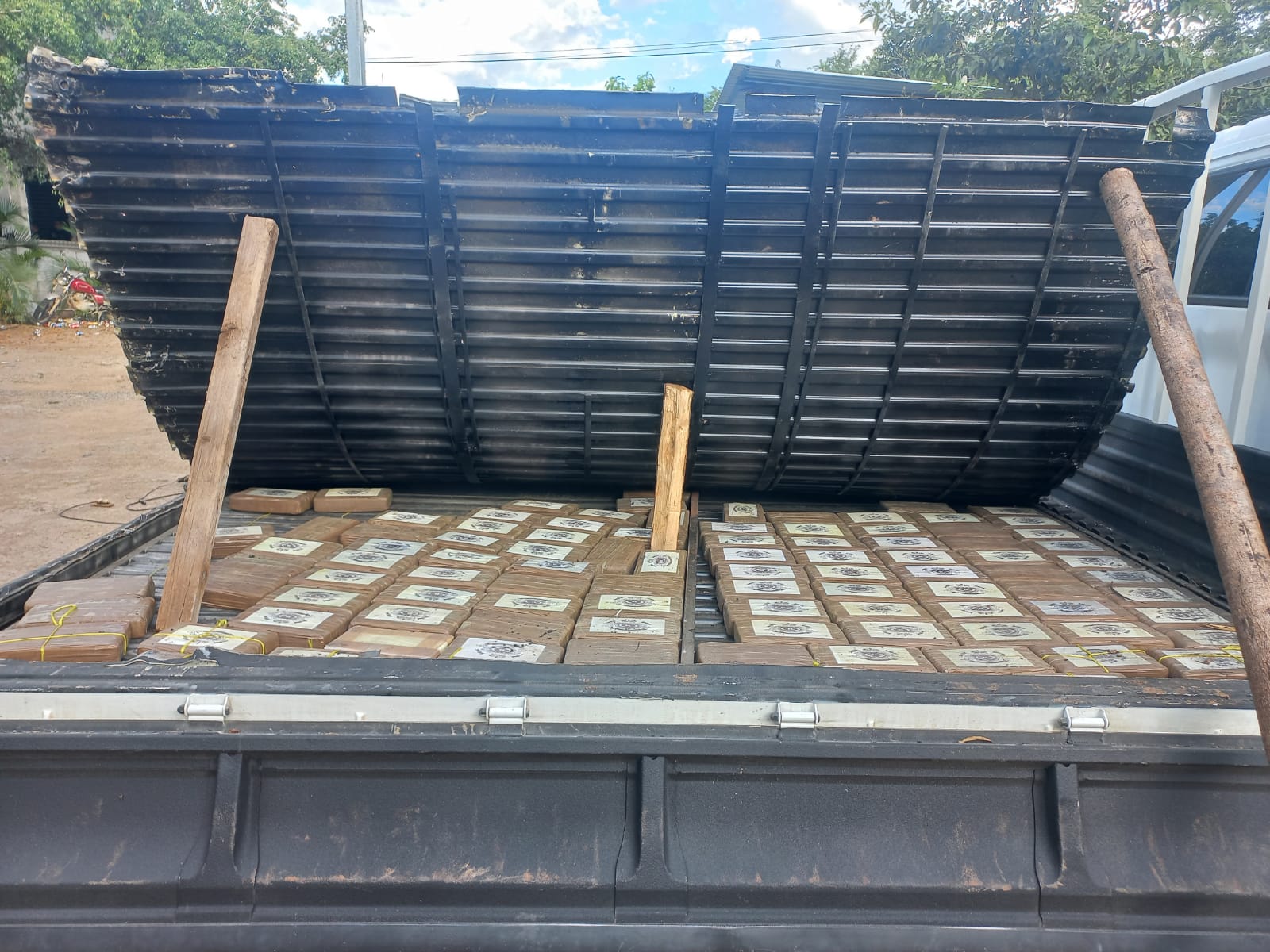 PNC localiza camión con 100 paquetes de cocaína en Huehuetenango