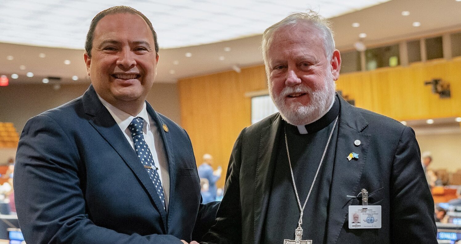 Secretario para las Relaciones con los Estados de la Santa Sede se reúne con canciller