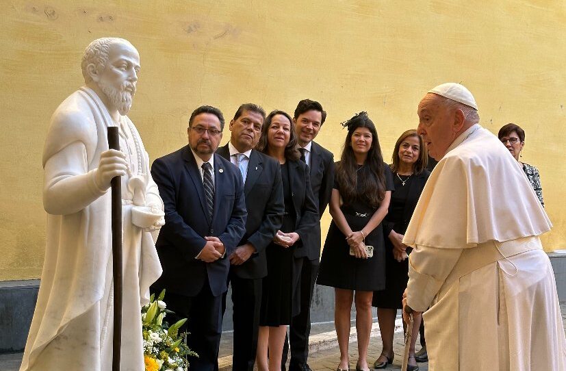 Papa Francisco bendijo la escultura del Santo Hermano Pedro