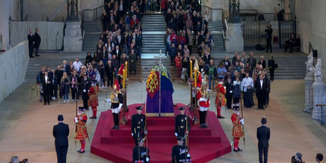 Salvas de cañón para marcar el aniversario de Isabel II