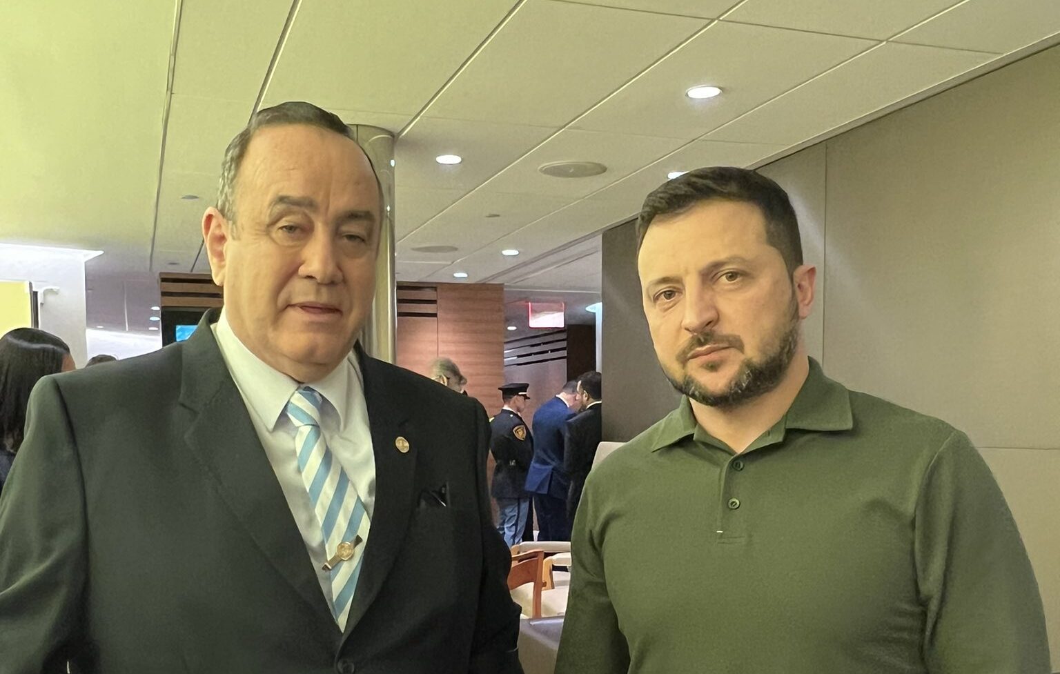 Presidente Alejandro Giammattei (izquierda) y presidente Volodímir Zelenski (derecha). /Foto: Gobierno de Guatemala