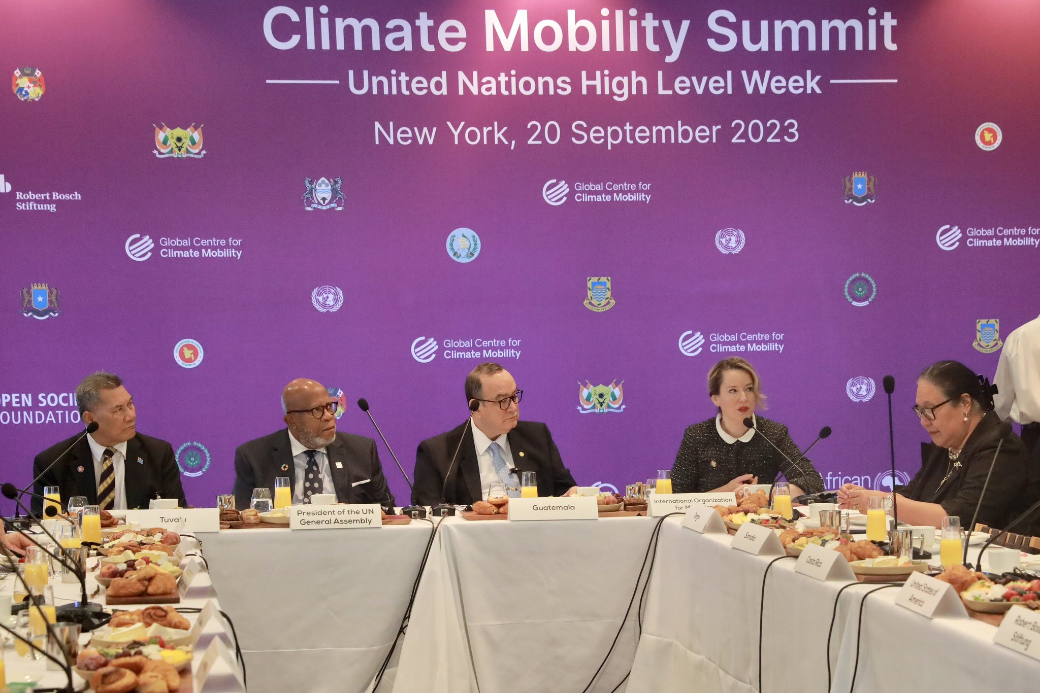 Gobernante participa en Cumbre de Movilidad Climática