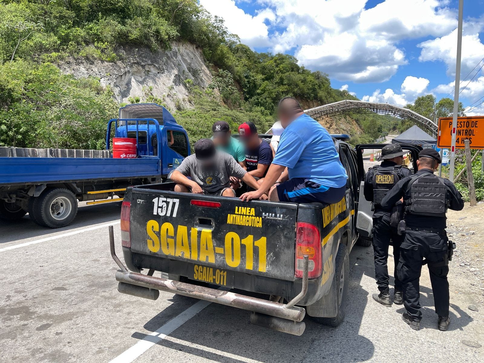 Seis coyotes capturados y dos menores remitidos por transportar de manera ilegal a 42 personas