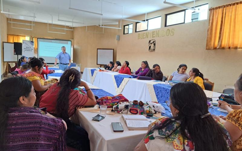Desarrollan talleres para la capacitación de emprendedores. /Foto: Mineco