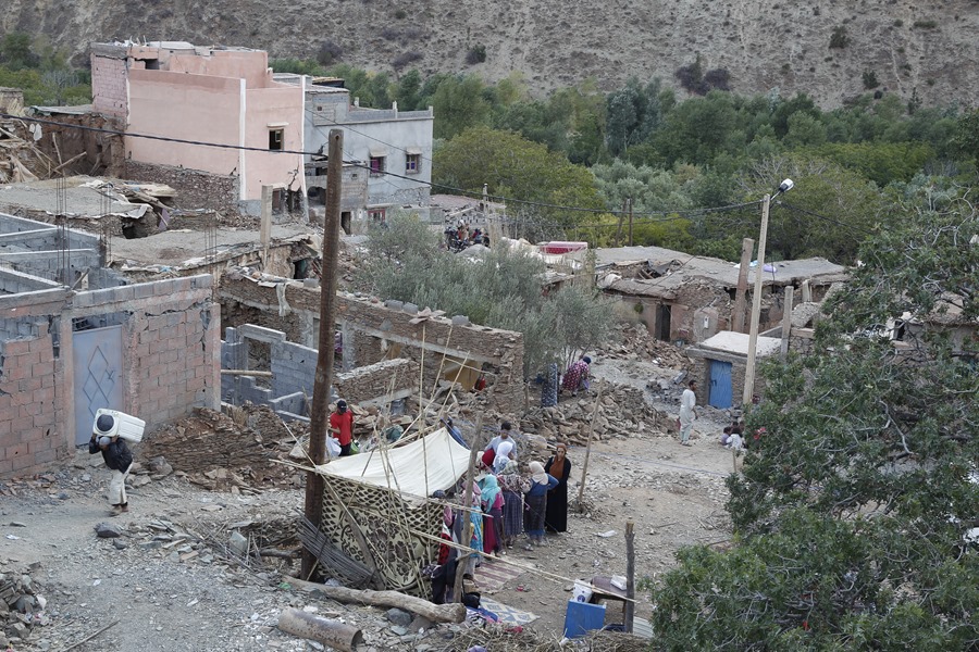 Varias aldeas siguen aisladas en la zona cercana al epicentro del terremoto de Marruecos debido al derrumbe de sus carreteras. / Foto: EFE, María Traspaderne.