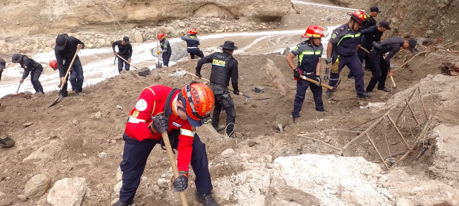 Varias instituciones trabajan de manera coordinada para rescatar a los desaparecidos en el asentamiento Dios es Fiel.