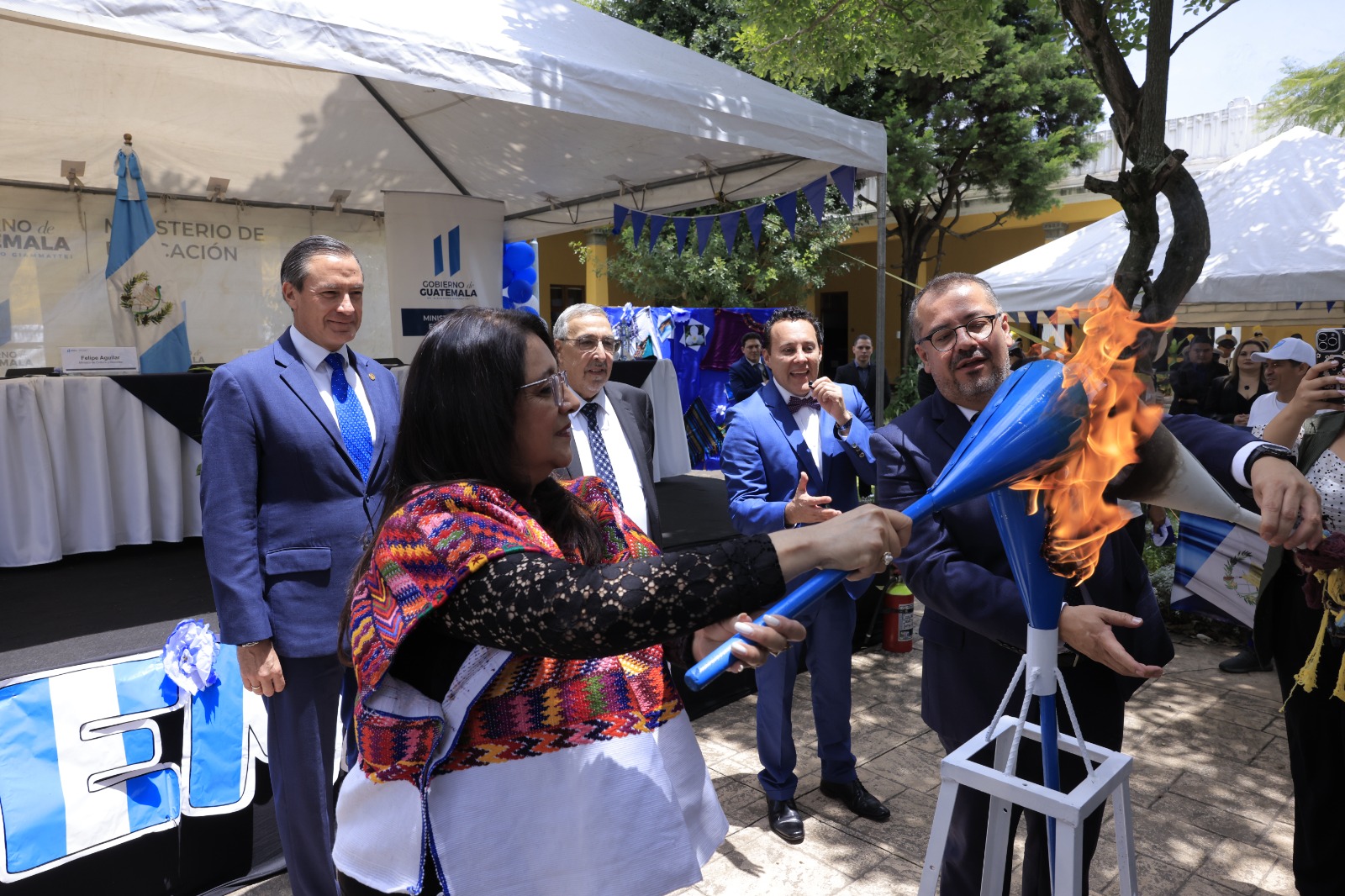Mineduc enciende el fuego patrio dentro de sus instalaciones